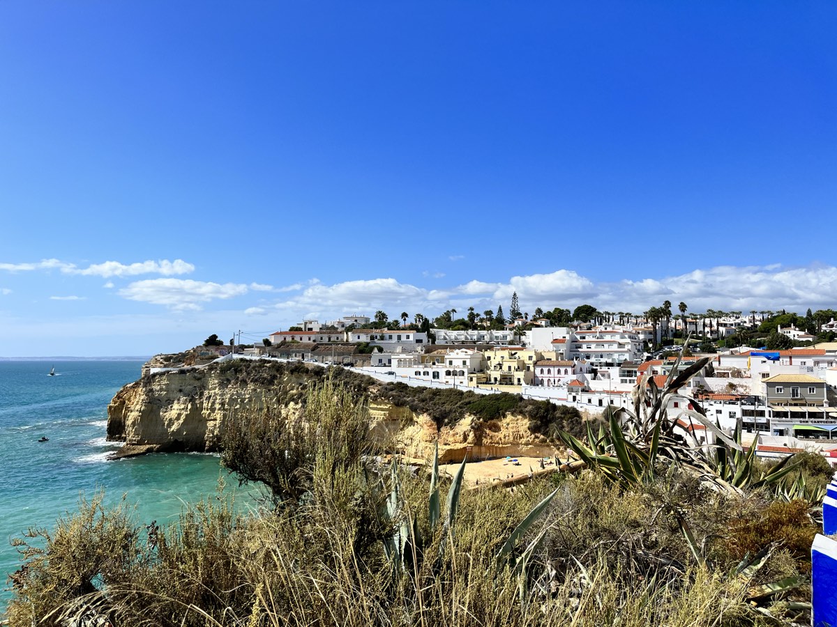 Neuf jours en Algarve — falaises ocre, gambas et villa à Faro