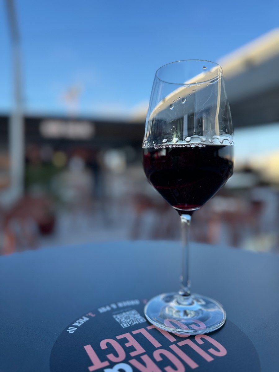 Un verre au coucher du soleil, la ville rendue au silence