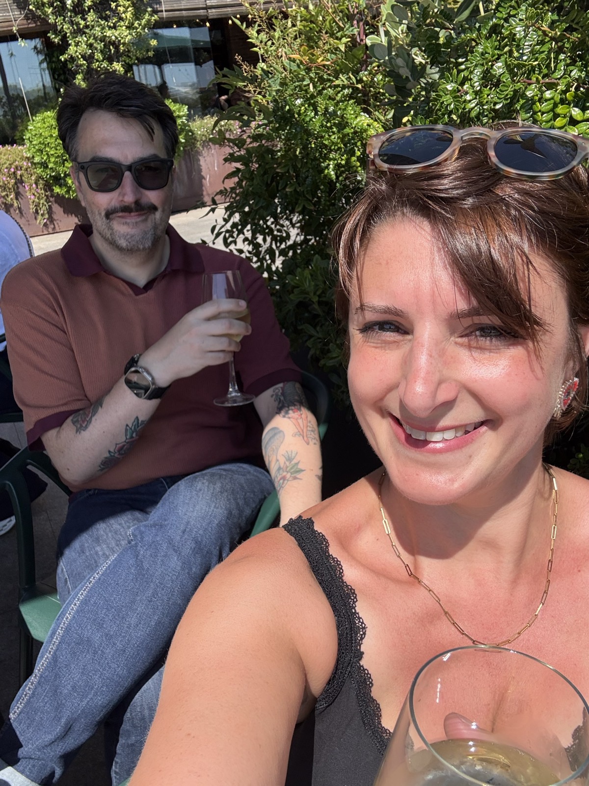 Toast en terrasse sous le soleil de juin