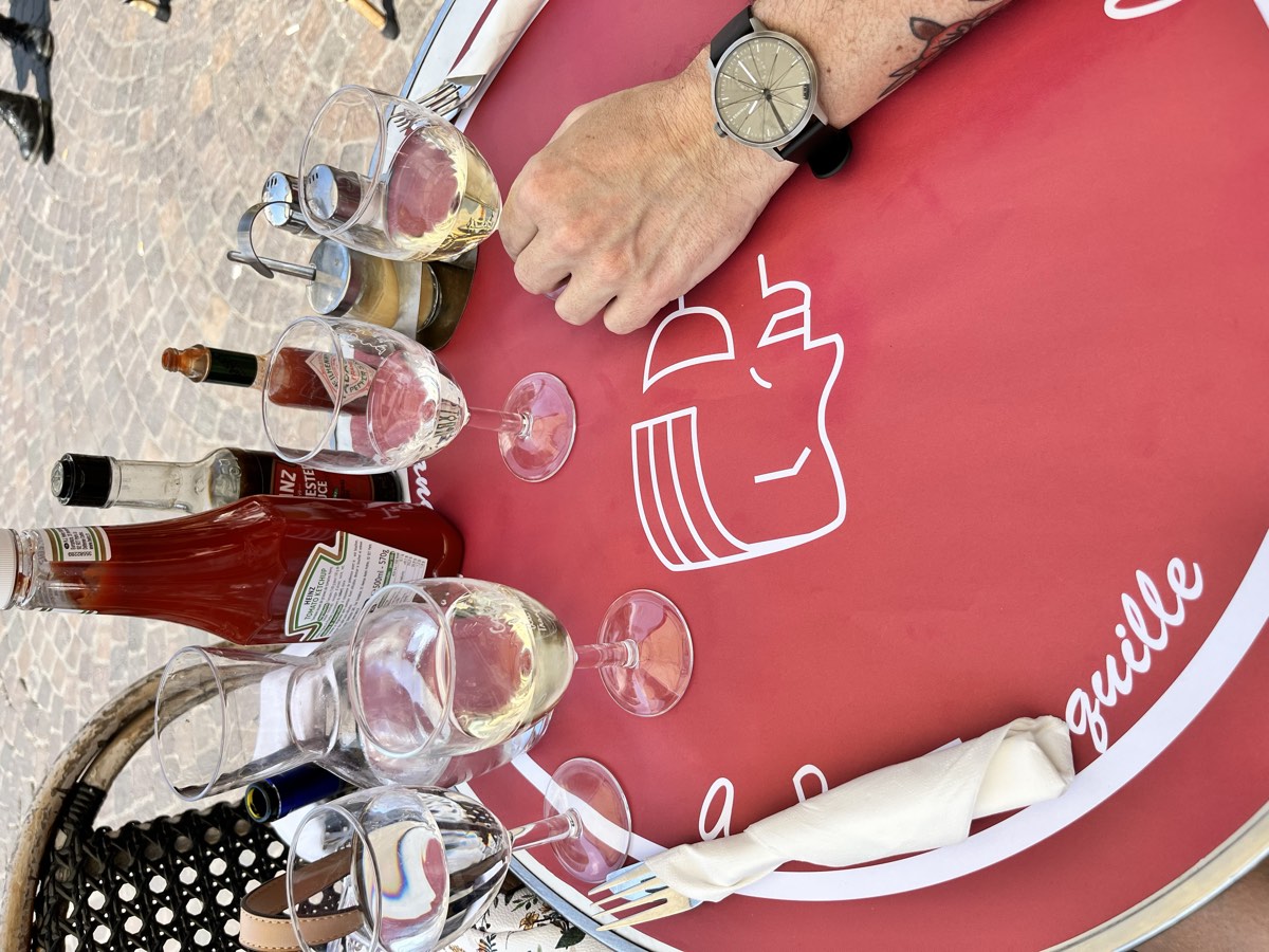 Terrasse au soleil, l'heure de l'apéro