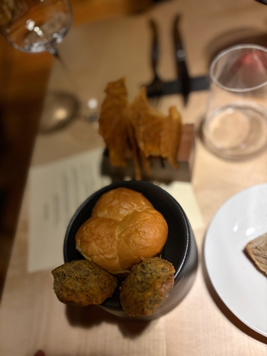Dîner à Monti — le pain arrive toujours en premier
